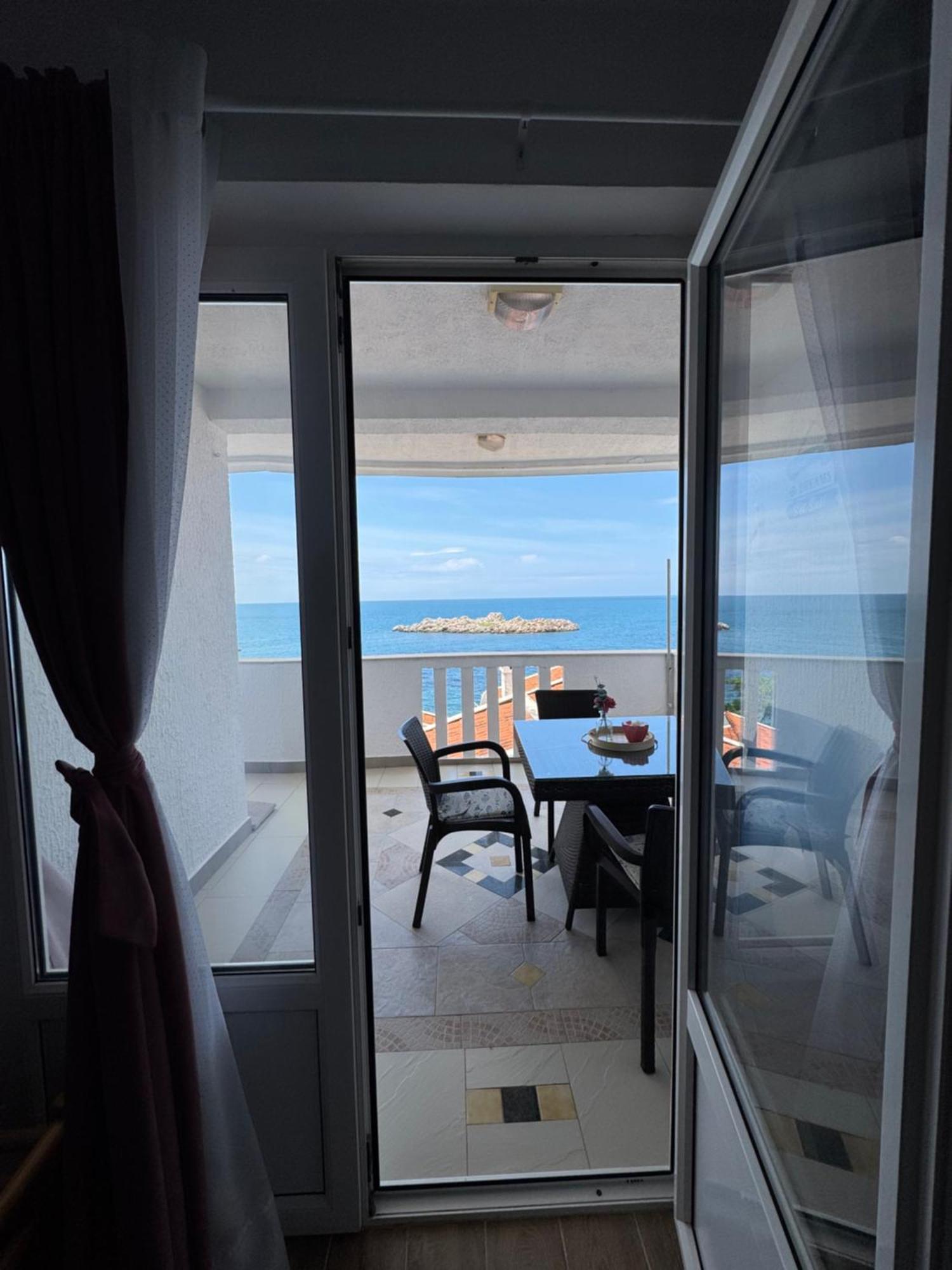 Pine&Sea Beach Retreat Sveti Stefan Bagian luar foto